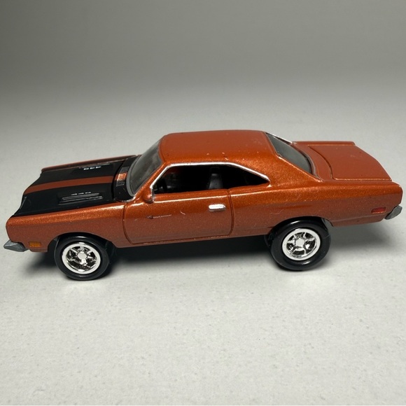 Johnny Lighting 1969 Plymouth Roadrunner Die-Cast 1:64 - Picture 2 of 6